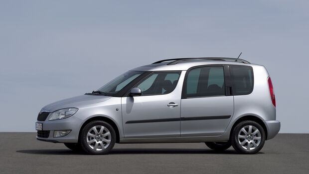 Silberner Skoda Roomster in seitlicher Ansicht vor neutralem Hintergrund.