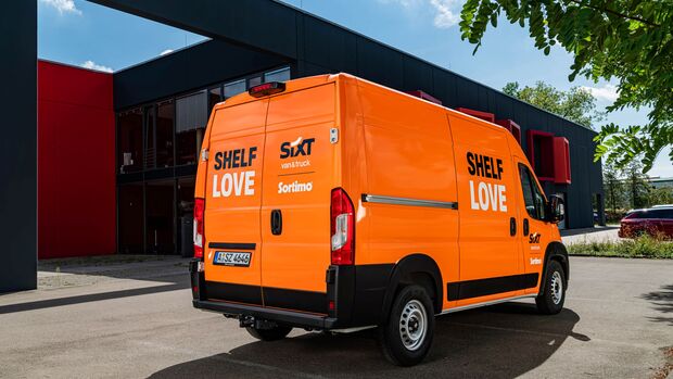 Sixt-van&truck-Transporter mit Sortimo-Branding "Shelf Love", vorgestellt auf der IAA Transportation 2026.