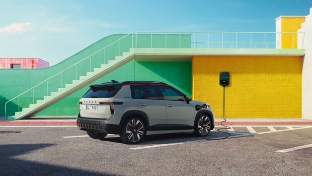Skoda Epiq an einer Wallbox beim Laden auf einem Parkplatz.