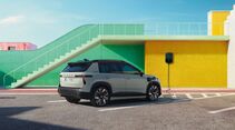 Skoda Epiq an einer Wallbox beim Laden auf einem Parkplatz.