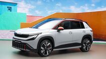 Skoda Epiq in Weiß mit roten Akzenten in schräger Front- und Seitenansicht.