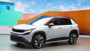 Skoda Epiq in Weiß mit roten Akzenten in schräger Front- und Seitenansicht.