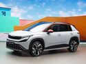 Skoda Epiq in Weiß mit roten Akzenten in schräger Front- und Seitenansicht.