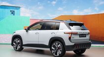 Skoda Epiq in Weiß mit schwarzen und roten Akzenten in schräger Heck- und Seitenansicht.