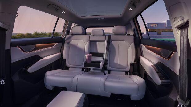 Skoda Peaq als großes Elektro-SUV mit Außenansichten, Innenraumdetails, Frunk, Kofferraum und digitalem Schlüssel
