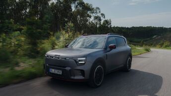 Smart #5 Brabus-Version in grauer Lackierung während der Fahrt auf Landstraße.