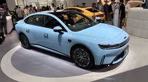Smart #6 Elektroauto in Hellblau auf einer Automesse, Front- und Seitenansicht