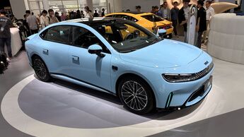 Smart #6 Elektroauto in Hellblau auf einer Automesse, Front- und Seitenansicht