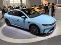 Smart #6 Elektroauto in Hellblau auf einer Automesse, Front- und Seitenansicht