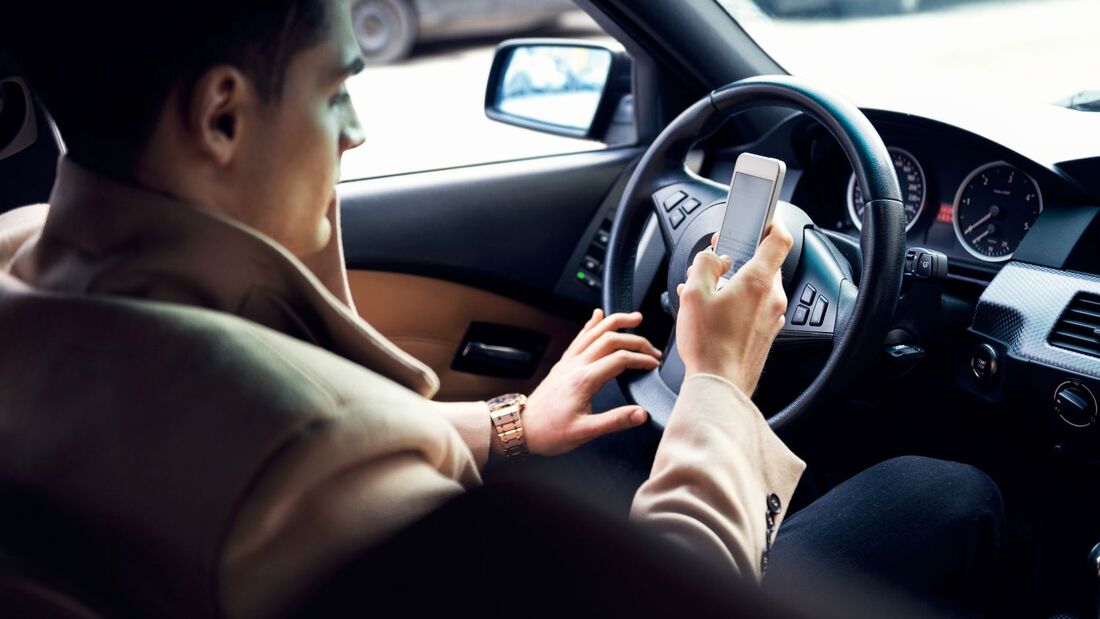 Smartphone Handy Telefon Auto Ablenkung Fahrer