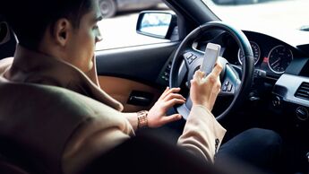 Smartphone Handy Telefon Auto Ablenkung Fahrer