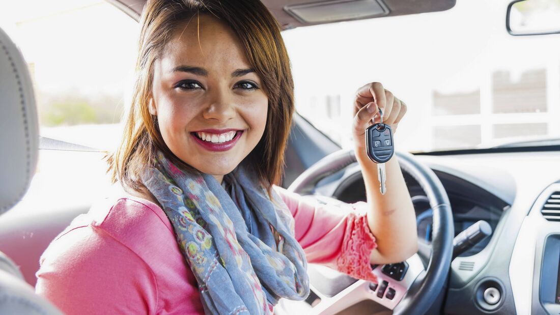 Smiling teenage girl inside car holding key model released PUBLICATIONxINxGERxSUIxAUTxHUNxONLY ABAF0