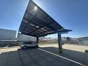 Solarcarport mit Photovoltaikmodulen auf einem Gewerbeparkplatz. Fehler bei Baugrund, Statik und Netzanschluss können Projekte verteuern.