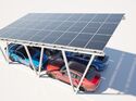 Solarcarport mit Photovoltaikmodulen über mehreren geparkten Autos als Beispiel für lokale Stromerzeugung.