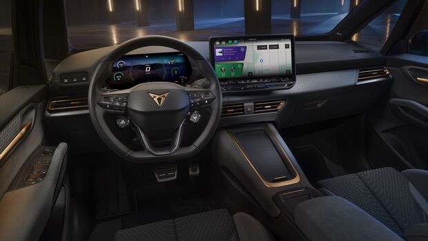 Sportsitze im Innenraum des Cupra Born VZ mit integrierten Kopfstützen und Mittelkonsole