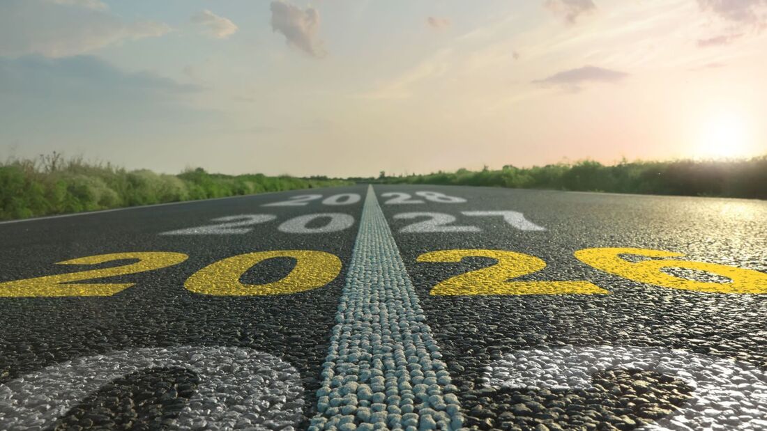 Straße mit aufgemalten Jahreszahlen 2025 und 2026 als Symbol für anstehende gesetzliche Änderungen im Straßenverkehr.