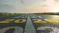 Straße mit aufgemalten Jahreszahlen 2025 und 2026 als Symbol für anstehende gesetzliche Änderungen im Straßenverkehr.