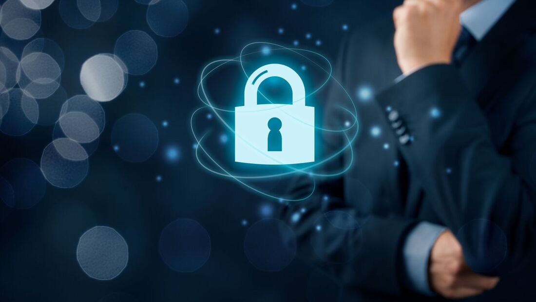 Symbolisches Bild für Datensicherheit und Cloud-Schutz in digitalen Fuhrparks mit Schloss-Icon und Geschäftsperson im Hintergrund.