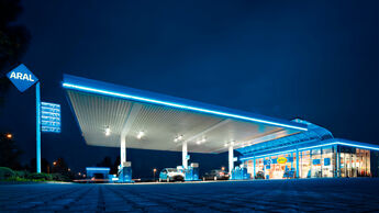 Tankstelle aussen bei Nacht