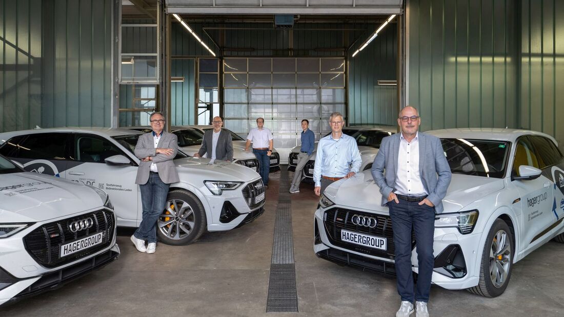 Team der Hager Group mit Audi e-tron im Feldtest zum bidirektionalen Laden