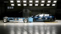 Tesla Model 3 während eines Euro-NCAP-Offset-Crashtests zur Bewertung von Strukturfestigkeit und Insassenschutz.