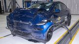 Tesla Model Y nach dem Euro-NCAP-Frontaufpralltest mit starker Frontdeformation.