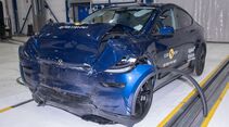 Tesla Model Y nach dem Euro-NCAP-Frontaufpralltest mit starker Frontdeformation.