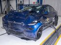Tesla Model Y nach dem Euro-NCAP-Frontaufpralltest mit starker Frontdeformation.