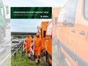 Titelmotiv des Dekra-Verkehrssicherheitsreports 2026 mit Straßenarbeitern an einer Autobahn neben einem orangefarbenen Einsatzfahrzeug.