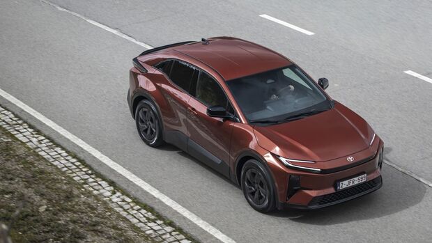 Toyota C-HR+ aus erhöhter Perspektive auf einer Straße während der Fahrt
