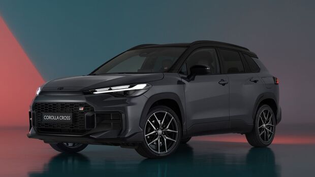 Toyota Corolla Cross GR Sport in Dunkelgrau, Front-Dreiviertelansicht im Studio, LED-Scheinwerfer und sportliche Frontpartie sichtbar.