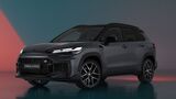 Toyota Corolla Cross GR Sport in Dunkelgrau, Front-Dreiviertelansicht im Studio, LED-Scheinwerfer und sportliche Frontpartie sichtbar.