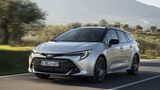 Toyota Corolla Touring Sports 2.0 Hybrid in Silber während der Fahrt, Frontansicht auf einer Landstraße.