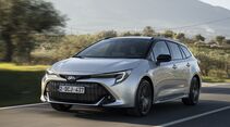 Toyota Corolla Touring Sports 2.0 Hybrid in Silber während der Fahrt, Frontansicht auf einer Landstraße.