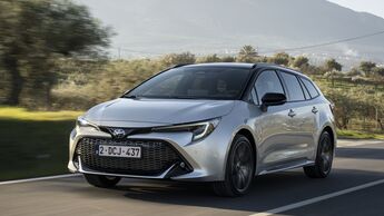 Toyota Corolla Touring Sports 2.0 Hybrid in Silber während der Fahrt, Frontansicht auf einer Landstraße.