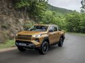 Toyota Hilux auf nasser Straße während der Fahrt in Frontansicht.