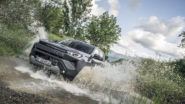 Toyota Hilux bei Wasserdurchfahrt im Gelände: Spitzenreiter im TÜV-Report 2026 mit 10,6 Prozent Mängeln bei Drei- bis Vierjährigen