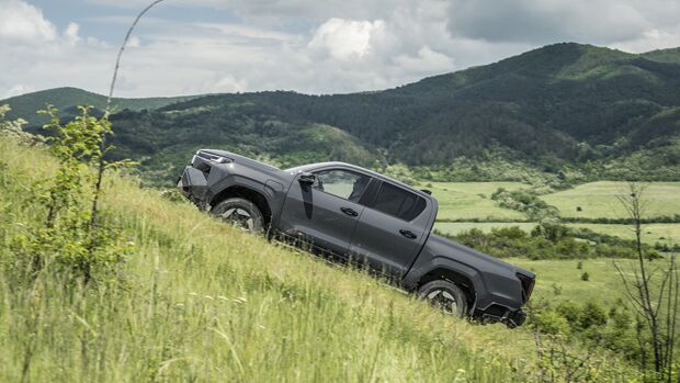 Toyota Hilux bei einer Offroad-Fahrt an einem steilen Grashang.