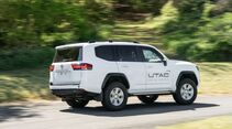 Toyota Land Cruiser von UTAC Special Vehicles fährt auf einer Teststrecke durch eine grüne Umgebung.