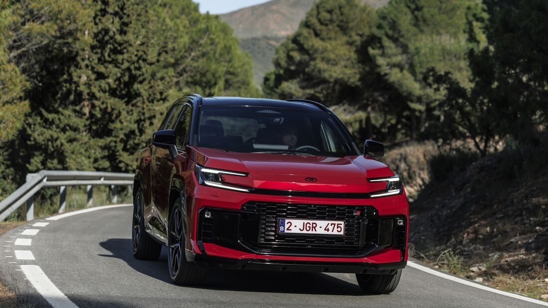 Toyota RAV4 in roter Lackierung frontal fahrend auf kurviger Landstraße