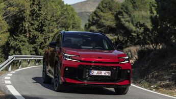 Toyota RAV4 in roter Lackierung frontal fahrend auf kurviger Landstraße