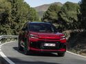 Toyota RAV4 in roter Lackierung frontal fahrend auf kurviger Landstraße