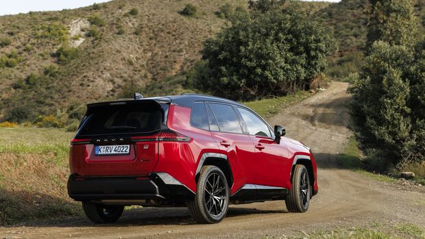 Toyota RAV4 schräg von hinten auf unbefestigter Straße in ländlicher Umgebung