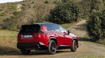 Toyota RAV4 schräg von hinten auf unbefestigter Straße in ländlicher Umgebung