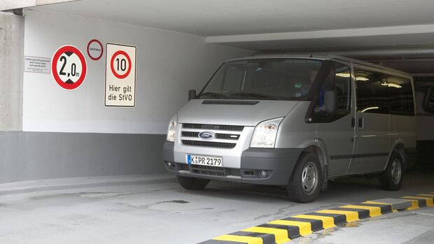 Transporter aus Tiefgarage Tiefgarage