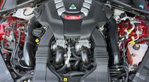 V6-Biturbo-Benzinmotor im Motorraum der Alfa Romeo Giulia Quadrifoglio