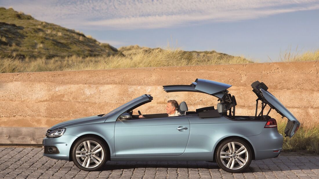 VW Eos Cabriolet in Seitenansicht mit geöffnetem Klappdach während des automatischen Dachvorgangs