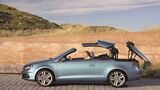 VW Eos Cabriolet in Seitenansicht mit geöffnetem Klappdach während des automatischen Dachvorgangs