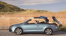 VW Eos Cabriolet in Seitenansicht mit geöffnetem Klappdach während des automatischen Dachvorgangs