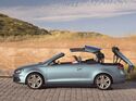 VW Eos Cabriolet in Seitenansicht mit geöffnetem Klappdach während des automatischen Dachvorgangs